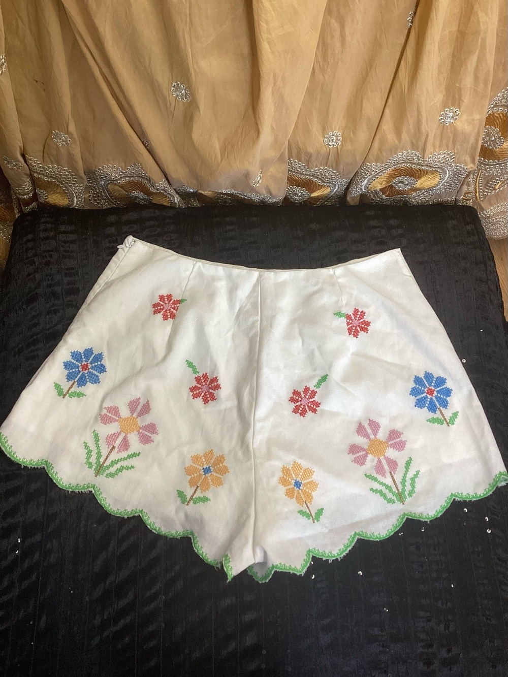 NWOT Amable by Mable White High-Waist Embroidered Floral Scallop-Hem Shorts M - Picture 7 of 12